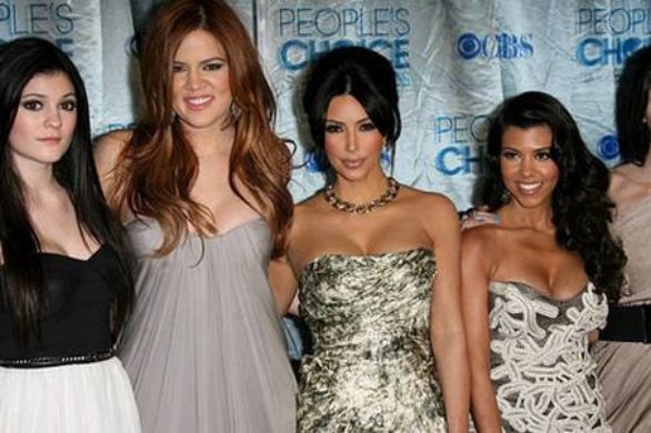 Sukienki sióstr Kardashian na People’s Choice Awards (FOTO)