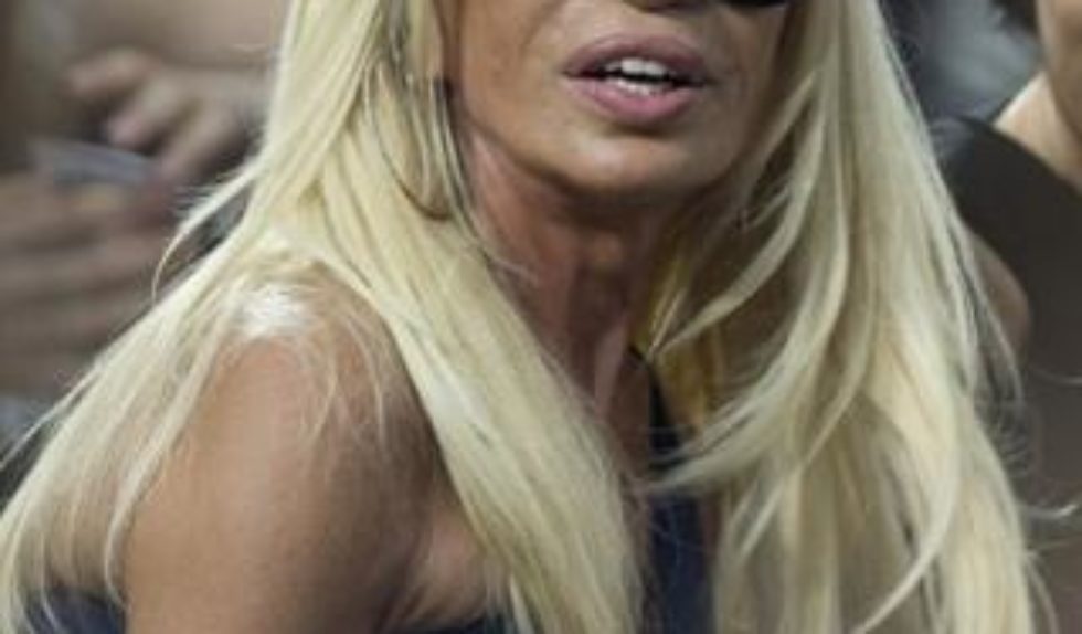 Donatella Versace potrzebuje pomocy w toalecie