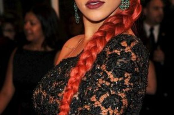 Rihanna w odważnej kreacji i fantazyjnej fryzurze (FOTO)