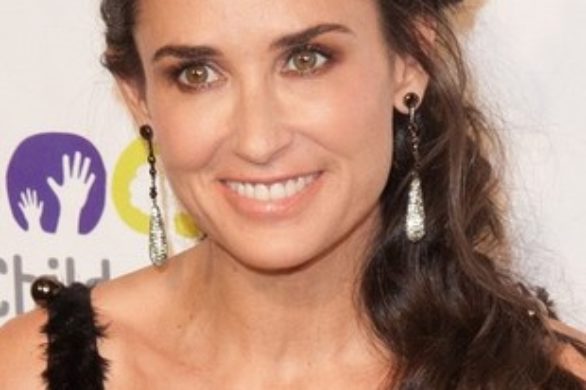 Demi Moore – nieefektowny dekolt w Louis Vuitton (FOTO)