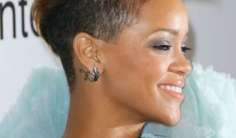 Rihanna stawia na asymetrię i pastele Rihanna stawia na asymetrię i pastele