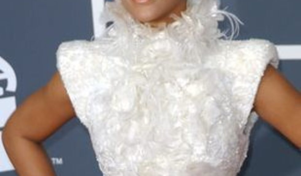 Rihanna w bieli na Grammy Awards Rihanna w bieli na Grammy Awards
