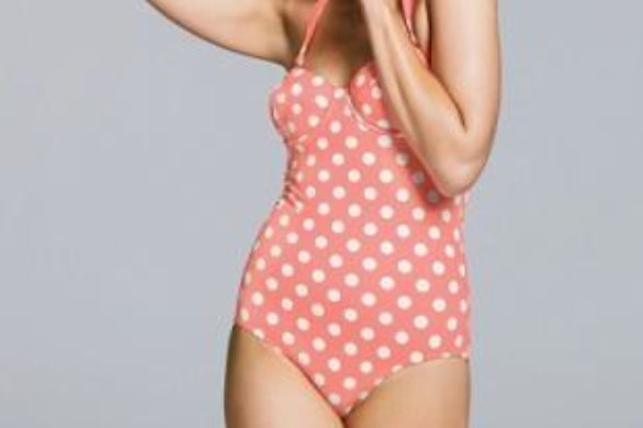 Crystal Renn reklamuje kostiumy kąpielowe