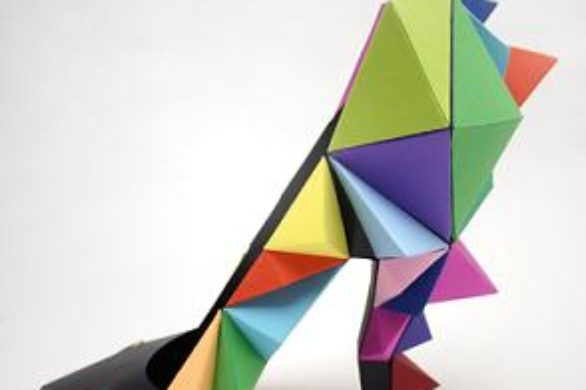 Buty i bransolety z papieru