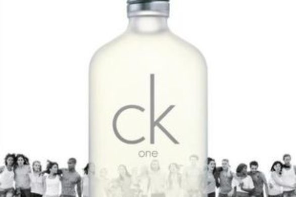 Tłum modeli w reklamie “One” Calvina Kleina