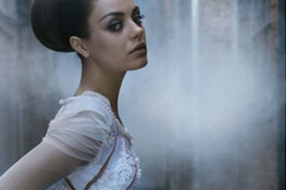 Mila Kunis kusi bielą (FOTO)