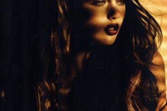 Frida Gustavsson zatrzymana w sepii