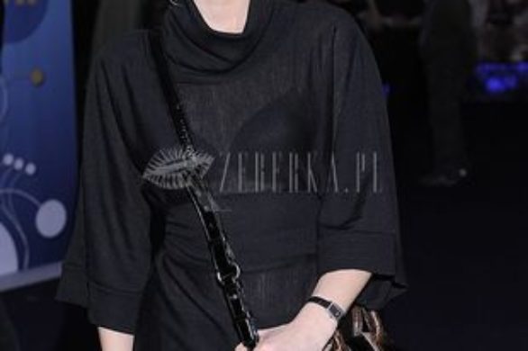 Joanna Pierzak w prześwitującej bluzce