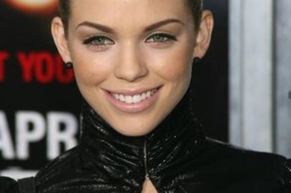 AnnaLyne McCord stawia na kostiumy