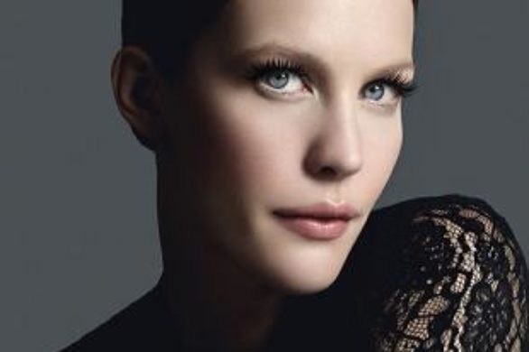 Liv Tyler reklamuje tusz do rzęs Givenchy