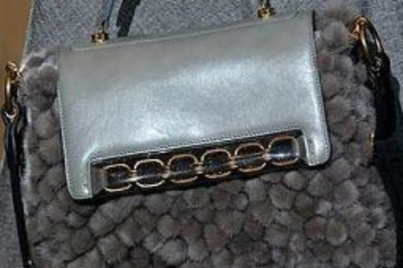 Kulki z futra na torebkach od Marca Jacobsa