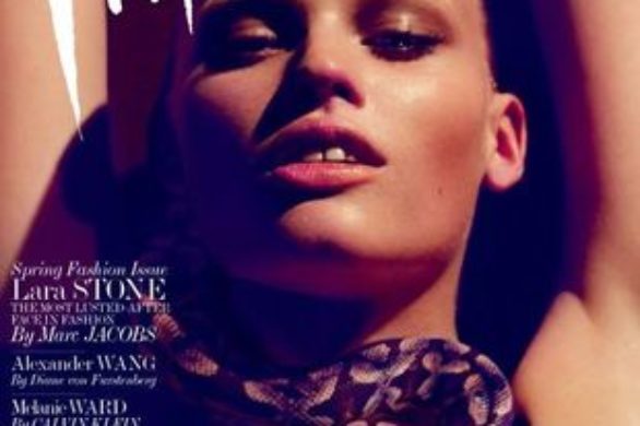 Naga Lara Stone w odważnej sesji