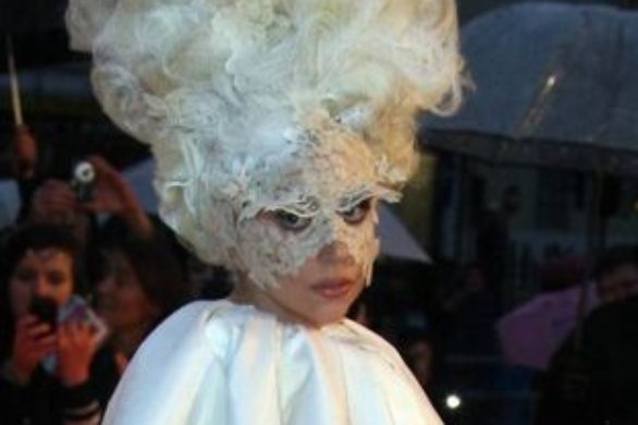 Lady Gaga i jej „living dress\” (video)