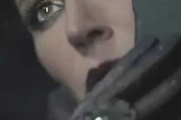 Daphne Guinness w hołdzie Alexandrowi McQueenowi [VIDEO]