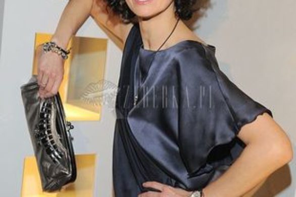 Viola Kołakowska w satynowej tunice