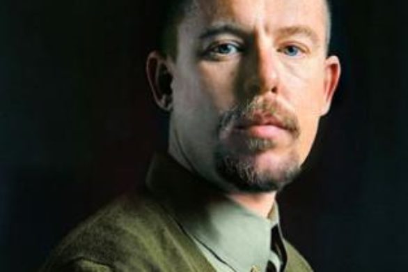 Biografia Alexandra McQueena w sprzedaży za miesiąc