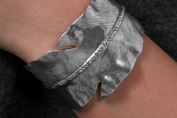 Bransoleta – pióro czy ażur?