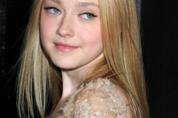 Dakota Fanning w mini Elie Saab