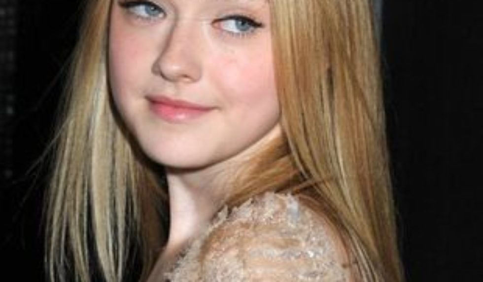 Dakota Fanning w mini Elie Saab
