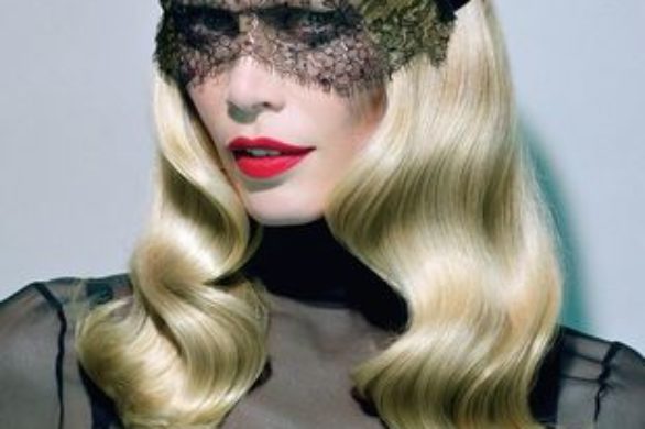 Wygładzona Claudia Schiffer w Vogue Germany