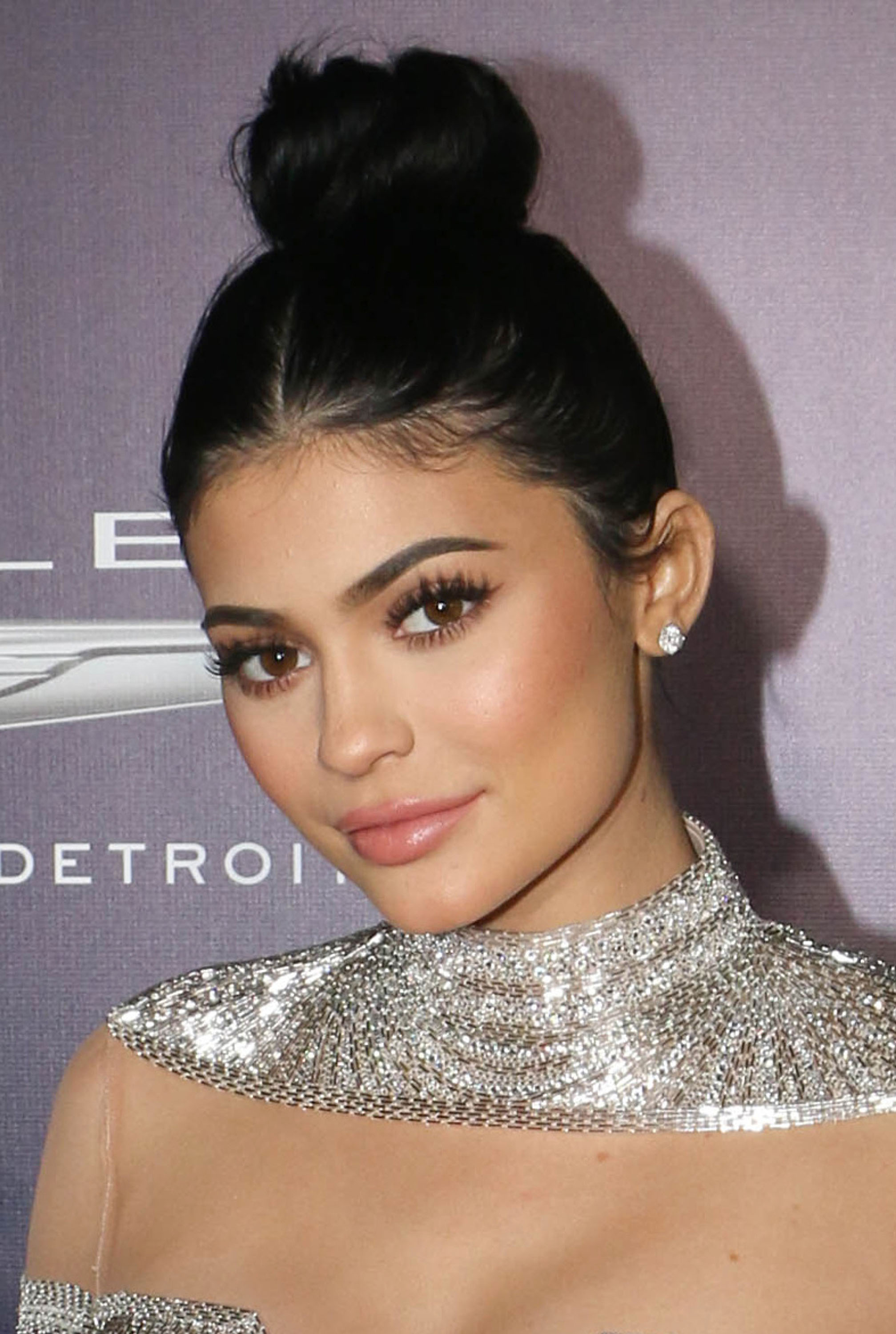 Rudowłosa Kylie promuje swoją nową, walentynkową kolekcję kosmetyków Rudowłosa Kylie promuje swoją nową, walentynkową kolekcję kosmetyków