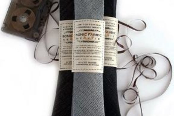 Krawaty i kapelusz z taśmy kaset magnetofonowych