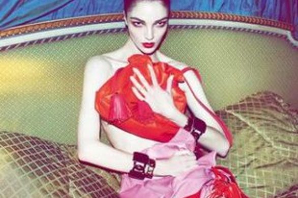 Naga Mariacarla Boscono w kampanii Loewe (FOTO)