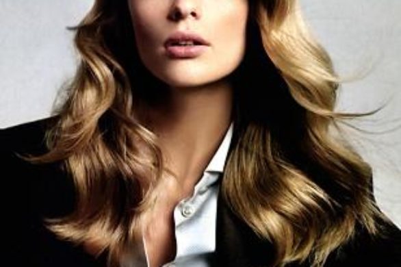 Piękna Julia Stegner reklamuje zegarki Rolex