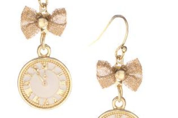 Kolczyki z zawieszką w kształcie zegarka