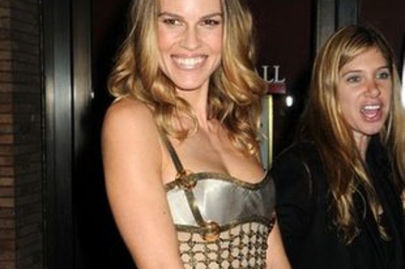 Hilary Swank w sukni z Atelier Versace (FOTO)