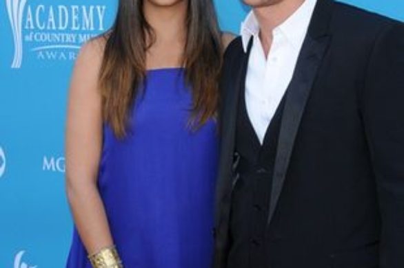 Camila Alves w mocnym kobalcie