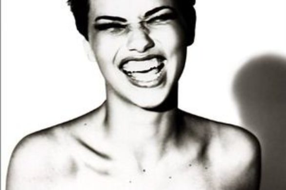 Adriana Lima jako zadziora chłopczyca