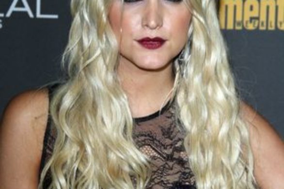 Ashlee Simpson w kreacji BEBE (FOTO)