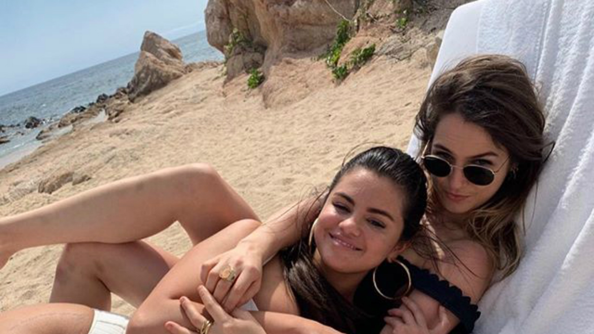Selena Gomez zachwyca figurą w oliwkowym kostiumie kąpielowym. Wróciła do formy? Selena Gomez zachwyca figurą w oliwkowym kostiumie kąpielowym. Wróciła do formy?