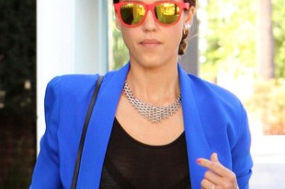 Jessica Alba w niebieskim blezerze