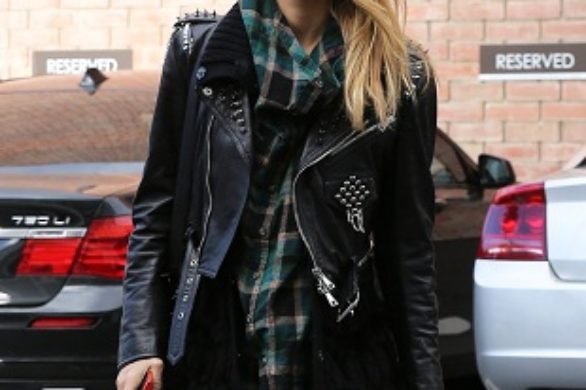 Jessica Alba w skórzanej ramonesce z ćwiekami