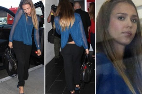 Jessica Alba w granatowej bluzce (FOTO)