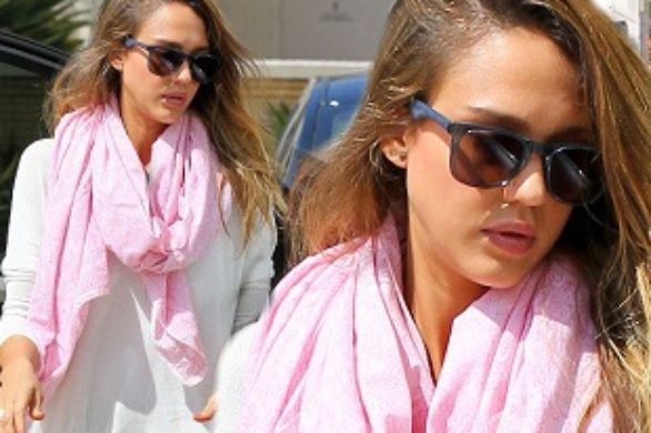 Jessica Alba wybiera róż