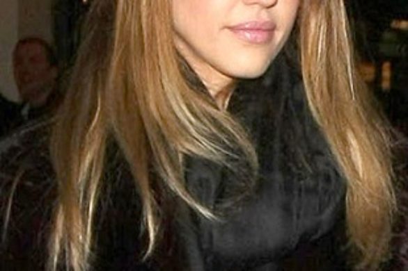 Jessica Alba w fioletowym futrze