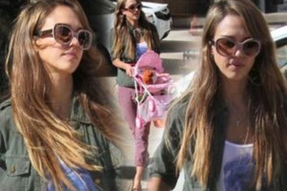 Jessica Alba w mokasynach z bykiem (FOTO)