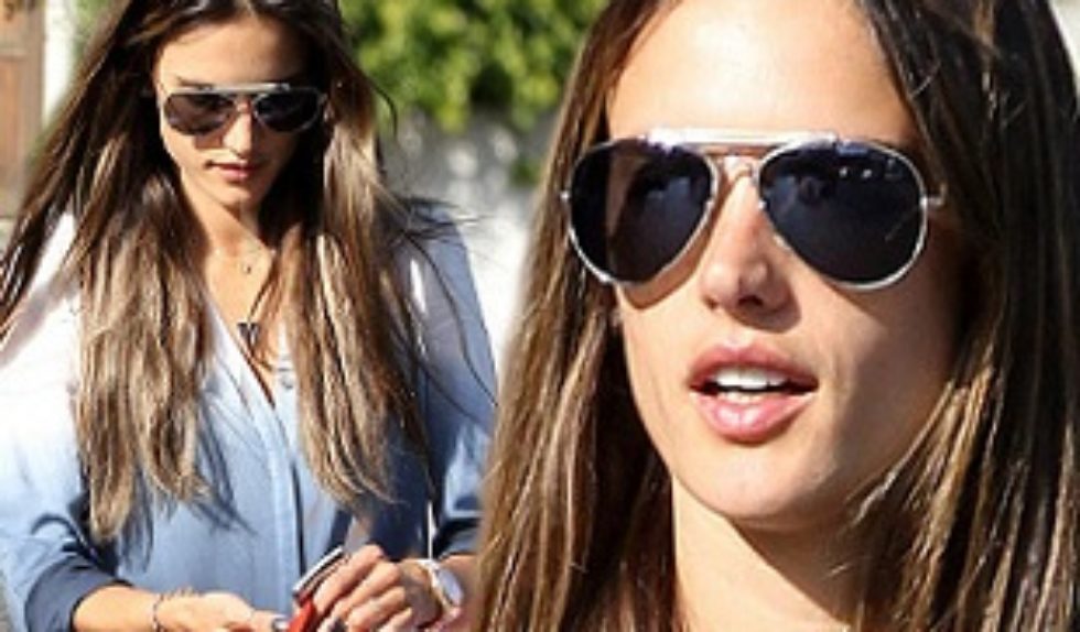 Alessandra Ambrosio w koszuli ombre Alessandra Ambrosio w koszuli ombre