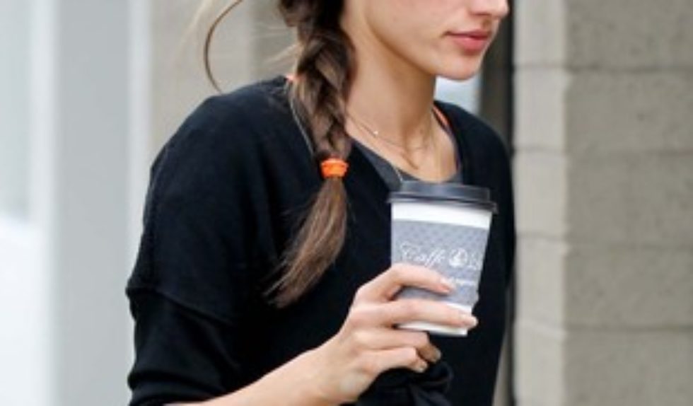 Alessandra Ambrosio stawia na luz (FOTO) Alessandra Ambrosio stawia na luz (FOTO)