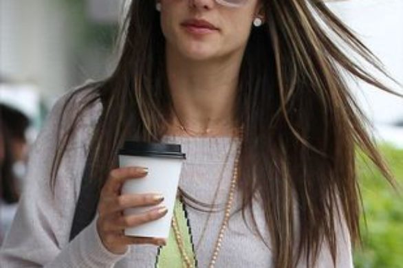 Alessandra Ambrosio w różowych rurkach i sneakersach