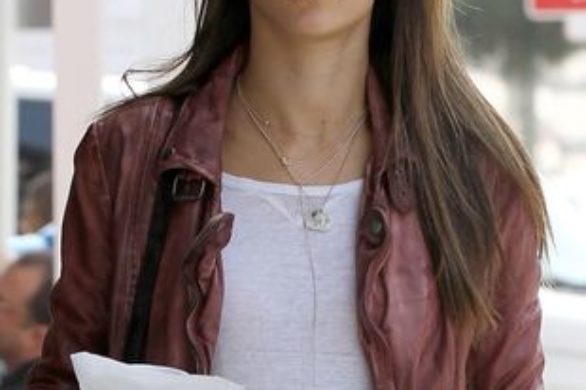 Alessandra Ambrosio w kolorowych spodniach marki Hudson