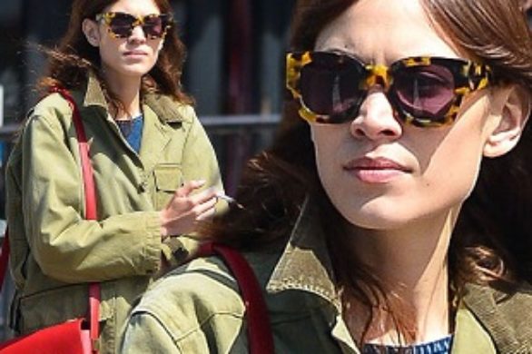 Alexa Chung wybiera dodatki w mocnych kolorach