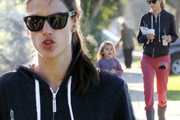 Alessandra Ambrosio w kolorowym dresie