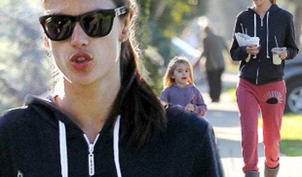 Alessandra Ambrosio w kolorowym dresie Alessandra Ambrosio w kolorowym dresie