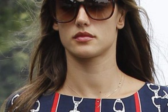 Alessandra Ambrosio w granatowej sukience