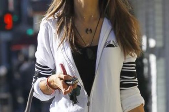 Alessandra Ambrosio w dresie i sneakersach (FOTO)