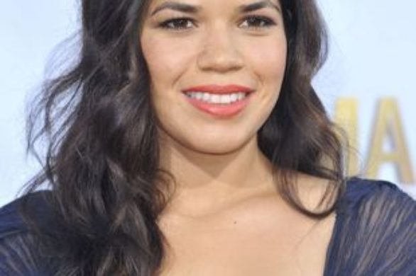 America Ferrera w granatowej sukni Carlos Miele